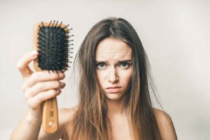 איך לטפל בנשירת שיער באופן טבעי